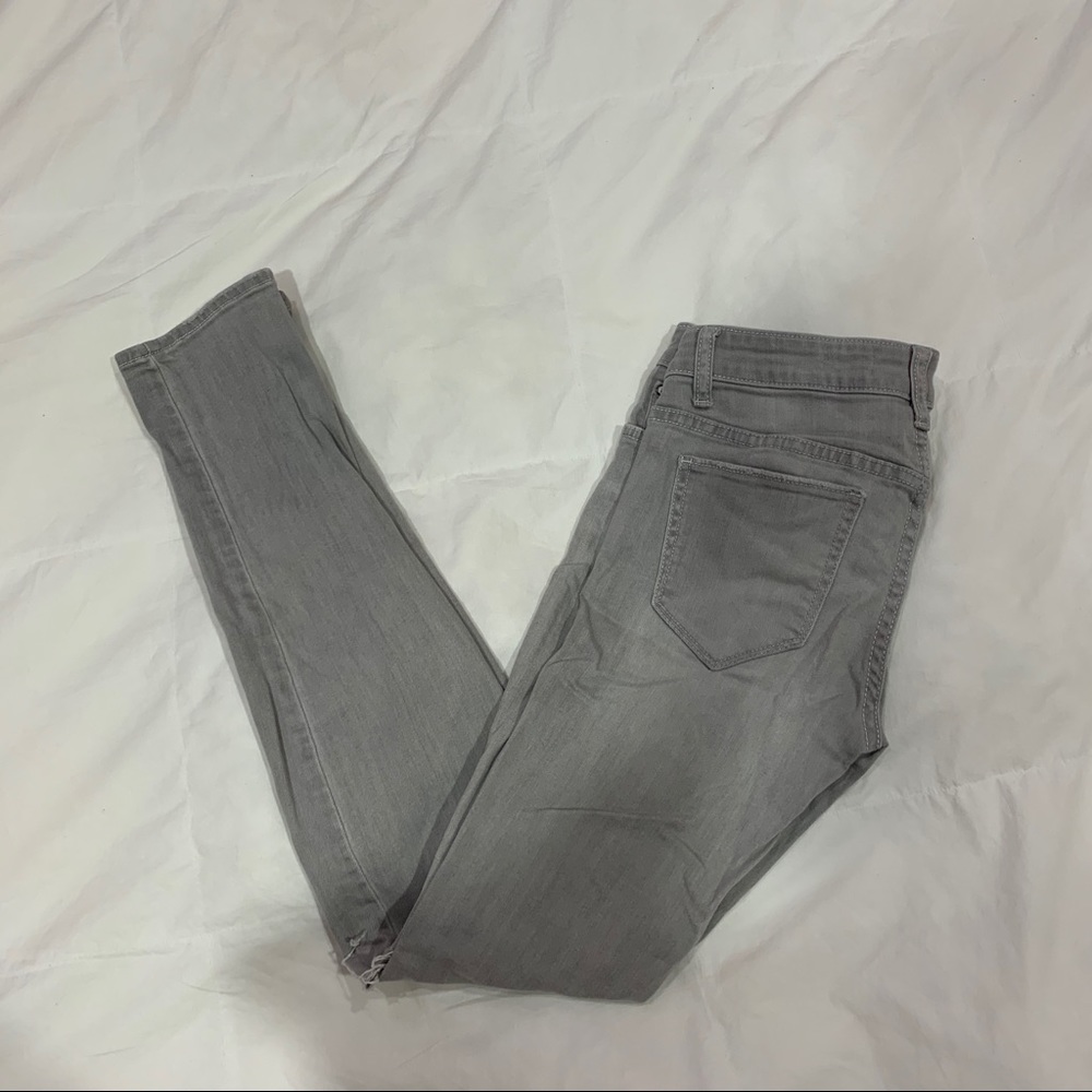 ⭐️ Gray Skinny Jeans Ripped - Picture 5 of 5